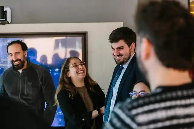 Tres participantes riendo durante una dinámica de taller